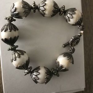 Bracelet wirh white beads  and silver